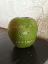 Apfel aus Kirschenholz